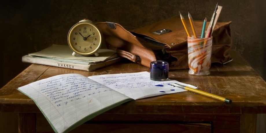 Une romancière est en train de rédiger le contenu de ses notes sur un ordinateur portable