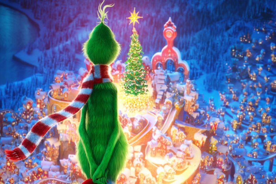 Le Grinch regarde le village avec ses décorations de Noël